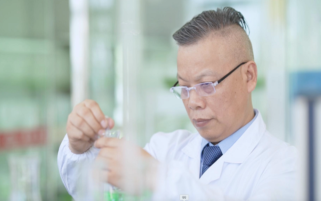 一抹中國(guó)紅，何以守護(hù)千萬(wàn)家？揭秘蝦青素之父的傳奇故事